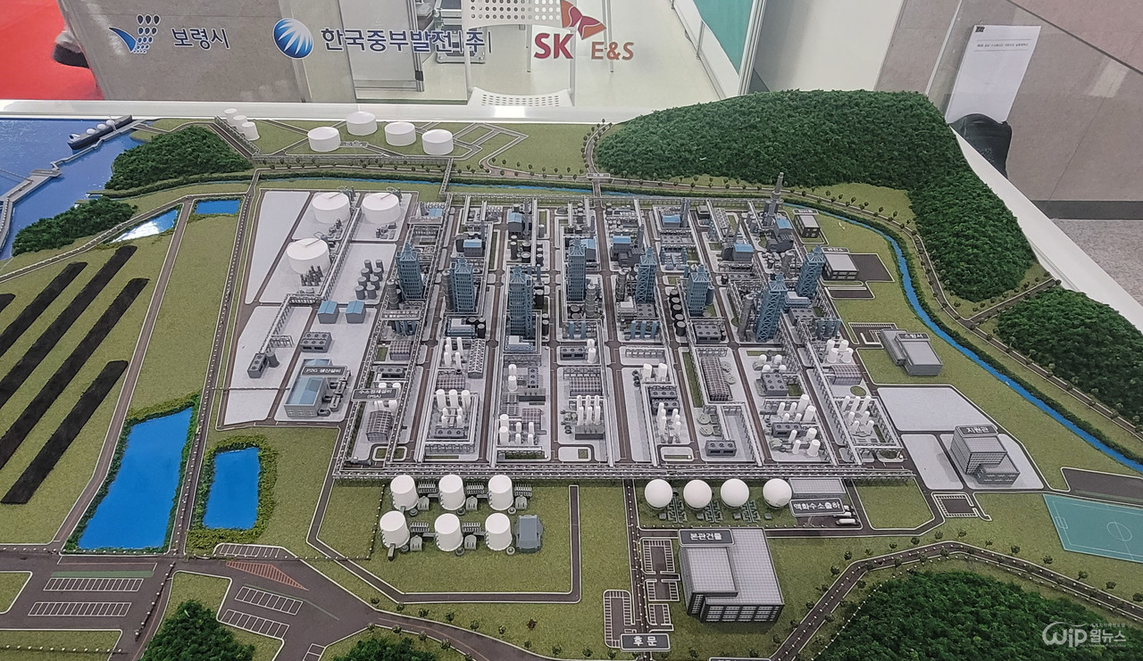 보령시, 한국중부발전, SK가 공동으로 건설하고 있는 25만 톤 생산규모의 블루수소 공장 조감도.