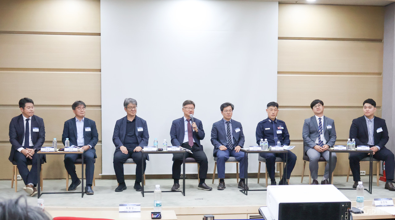 2일 열린 대전 4대 전략산업육성 포럼에서 참가자들이 종합 토론을 벌이고 있다.