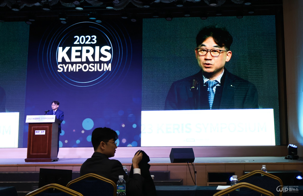12월 6일 열린 KERIS 심포지엄에서 개회사를 발표하는 신명호 KERIS 원장 직무대행